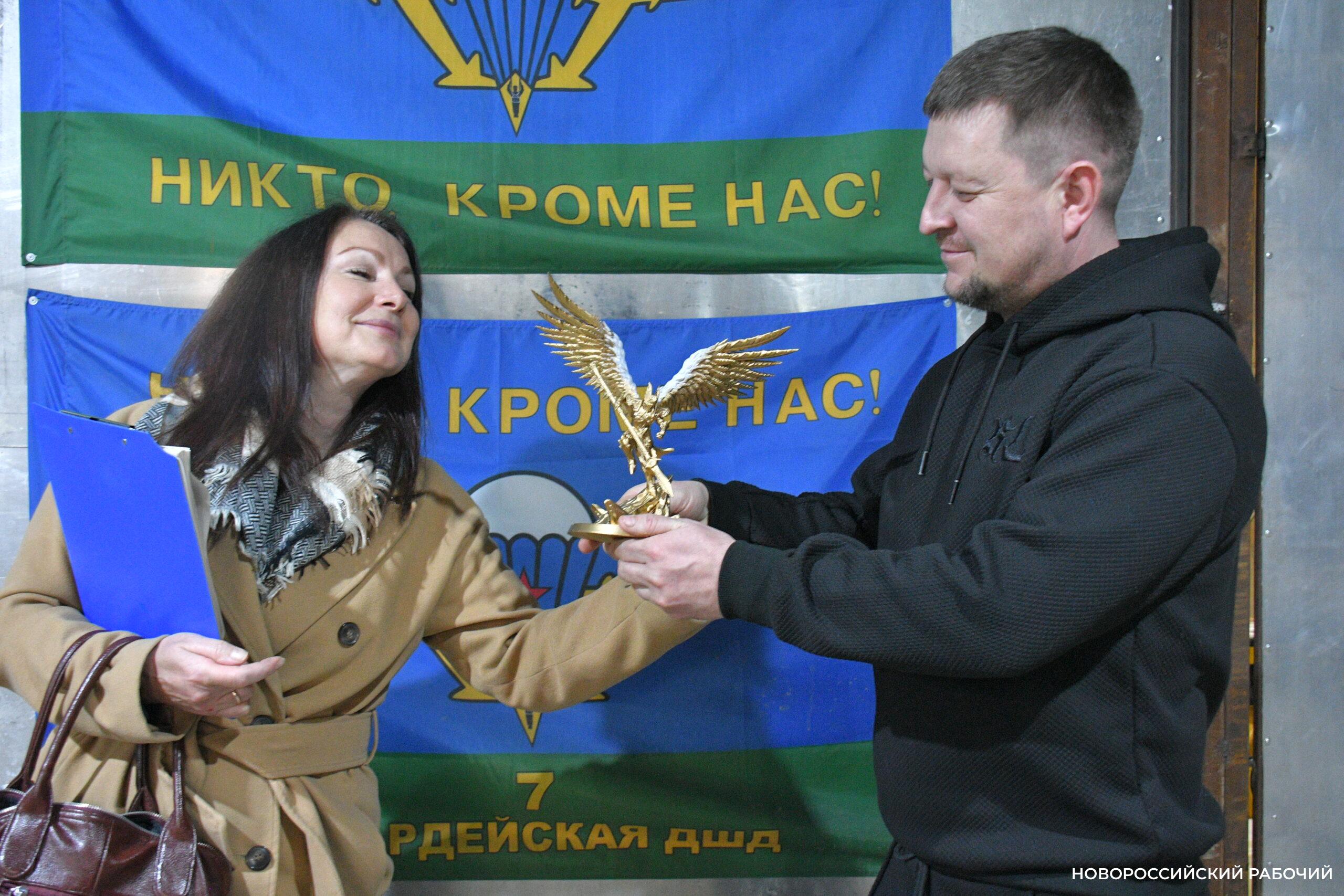 Фронтовой шик! В Новороссийске мастер делает предметы интерьера из металлолома из-за «ленточки»