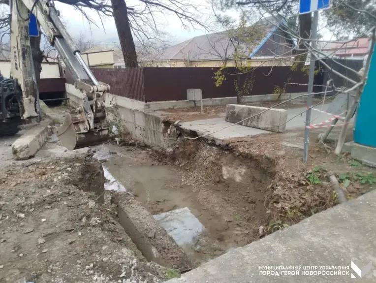 В Новороссийске идет ремонт многострадального мостика на улице Мичурина