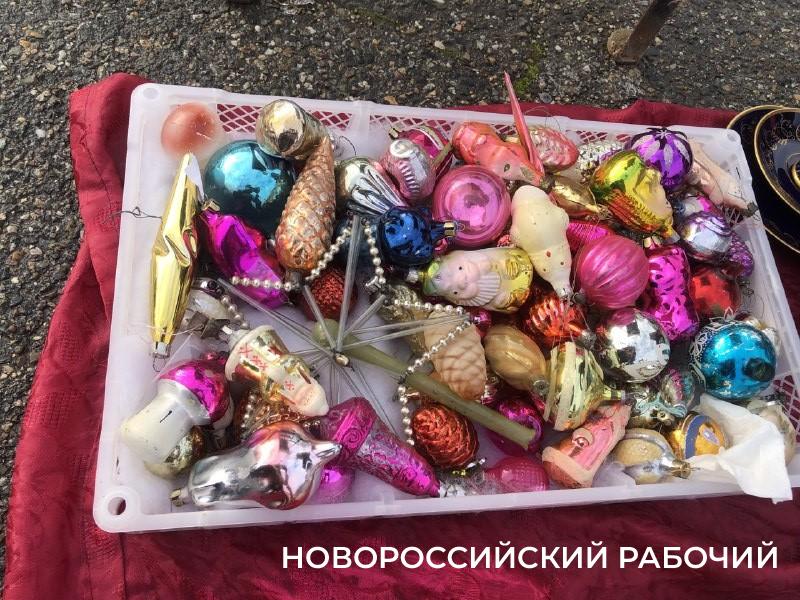 На блошином рынке Новороссийска распродают новогодние советские сокровища