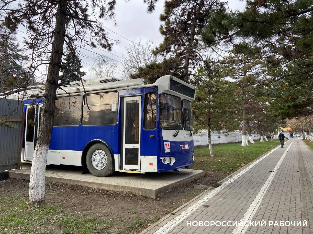 Троллейбус не въехал в забор! Новороссийцы обсуждают новый памятник