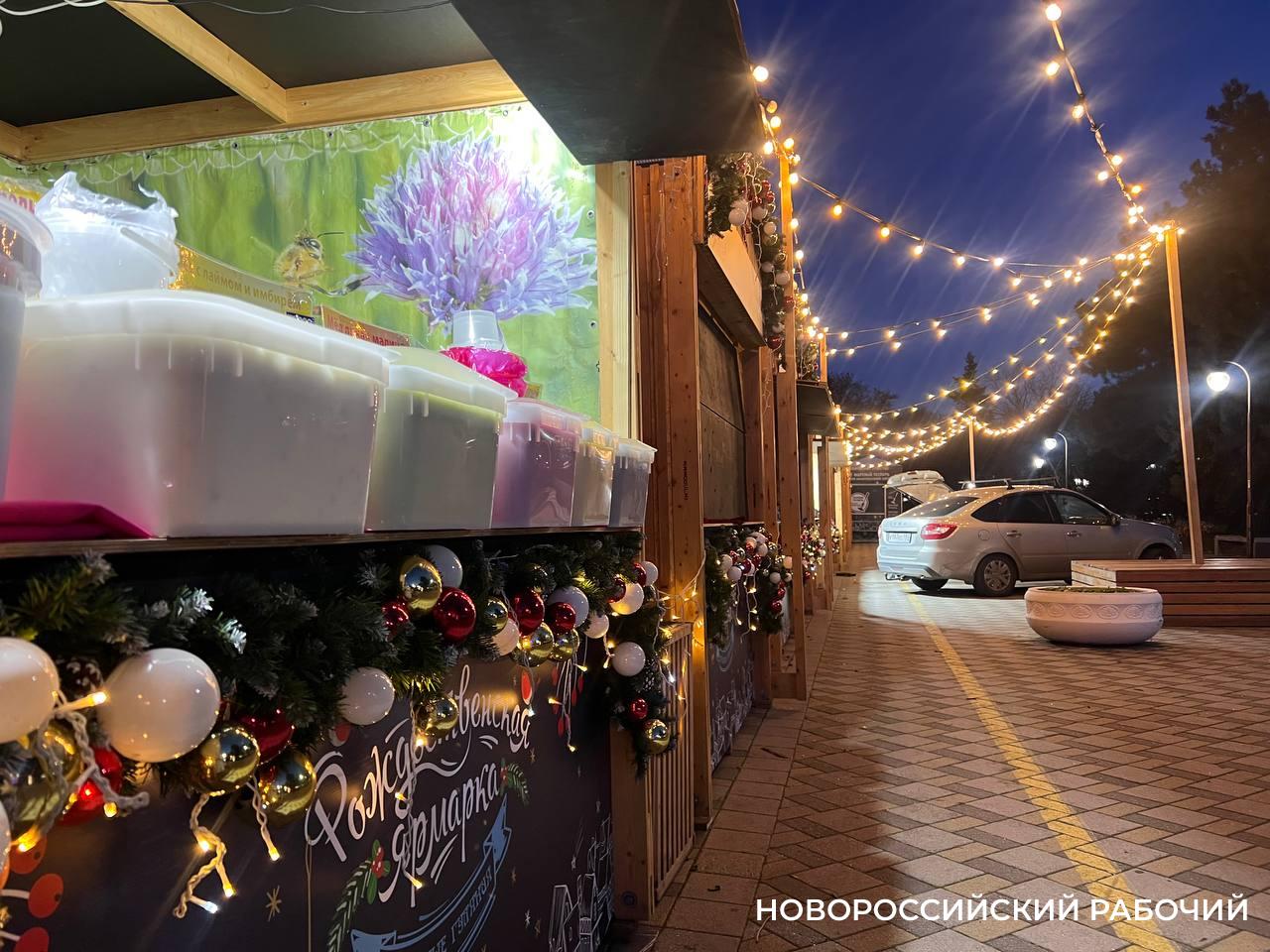 Продавцам Рождественской ярмарки в Новороссийске не хватает тепла и связи