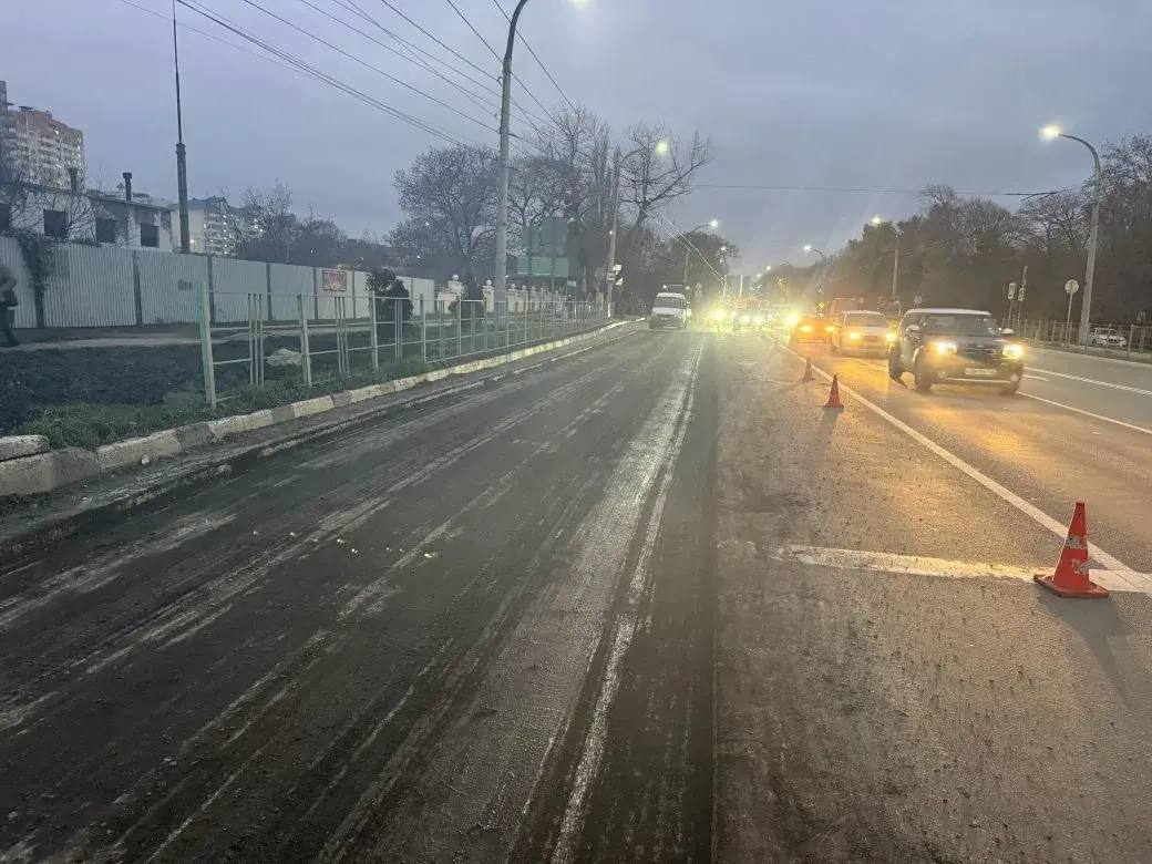 В Новороссийске ремонтируют поворот, пострадавший от большегрузов. Движение ограничено