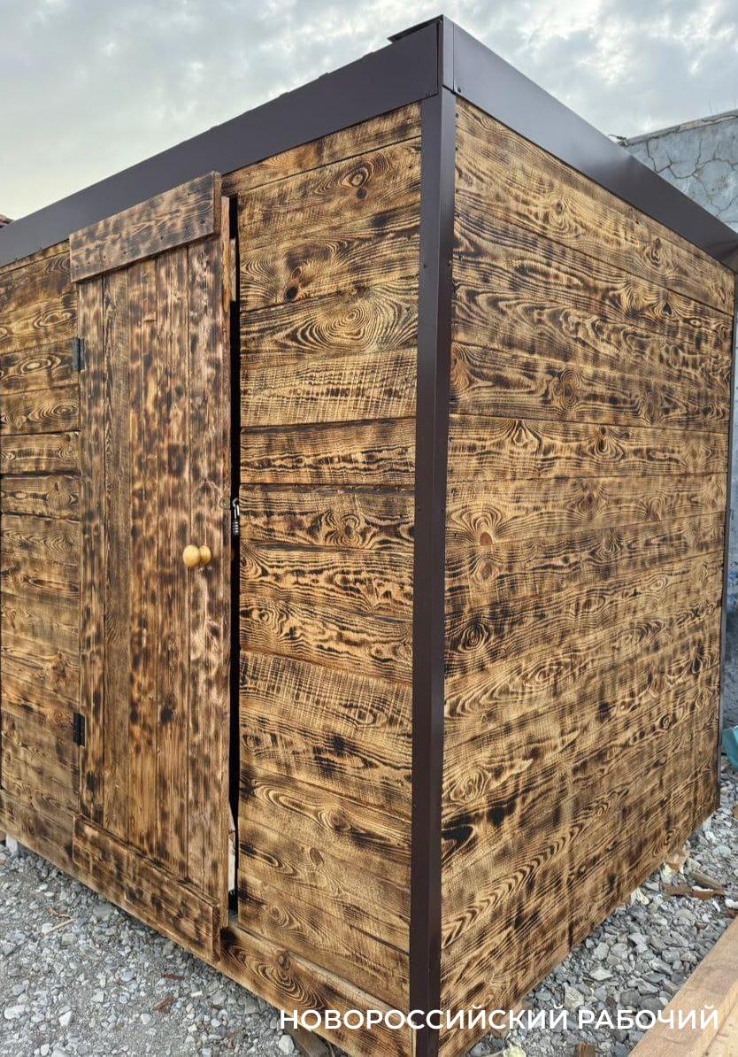 На пляже Новороссийска появилась раздевалка для «моржей»