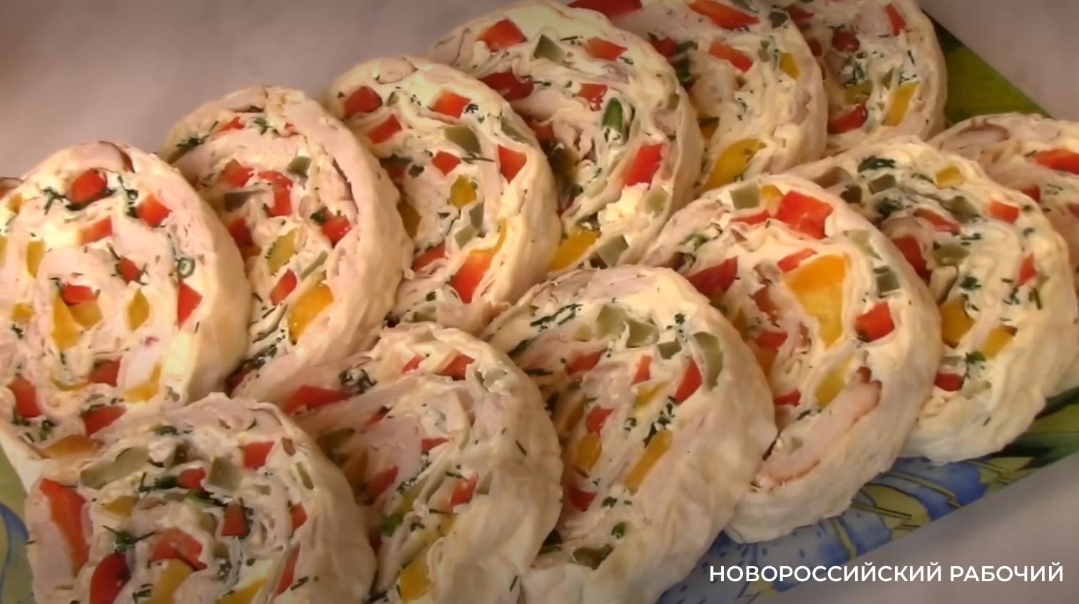 Мини-рулетики из лаваша с копченой курицей, авокадо и хреном