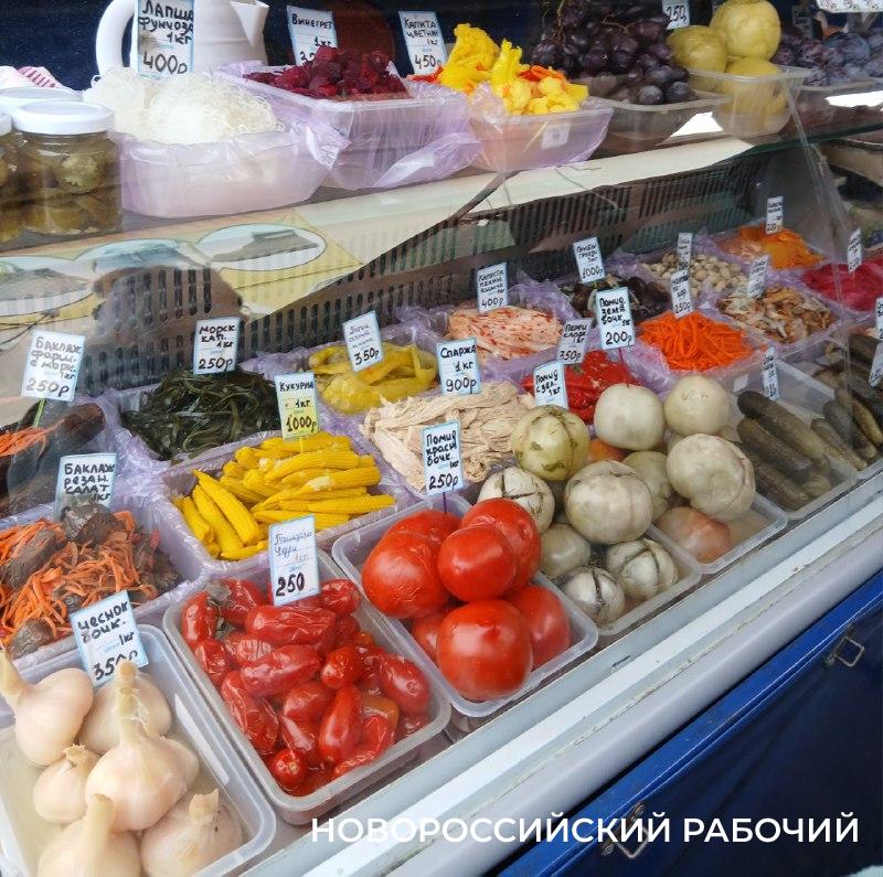 В Новороссийске выстроились очереди за соленьями к новогоднему столу