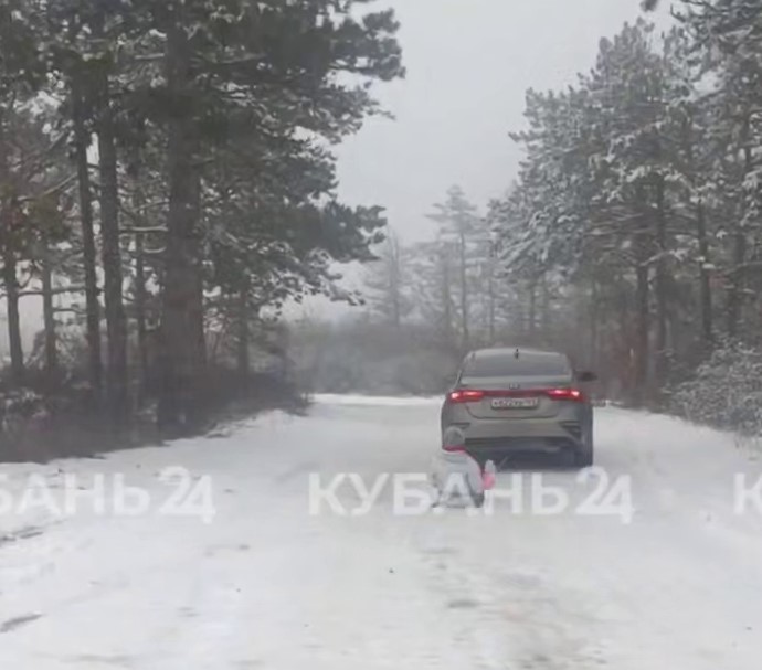 Вот так никогда не делайте! В Новороссийске родители привязали санки к машине