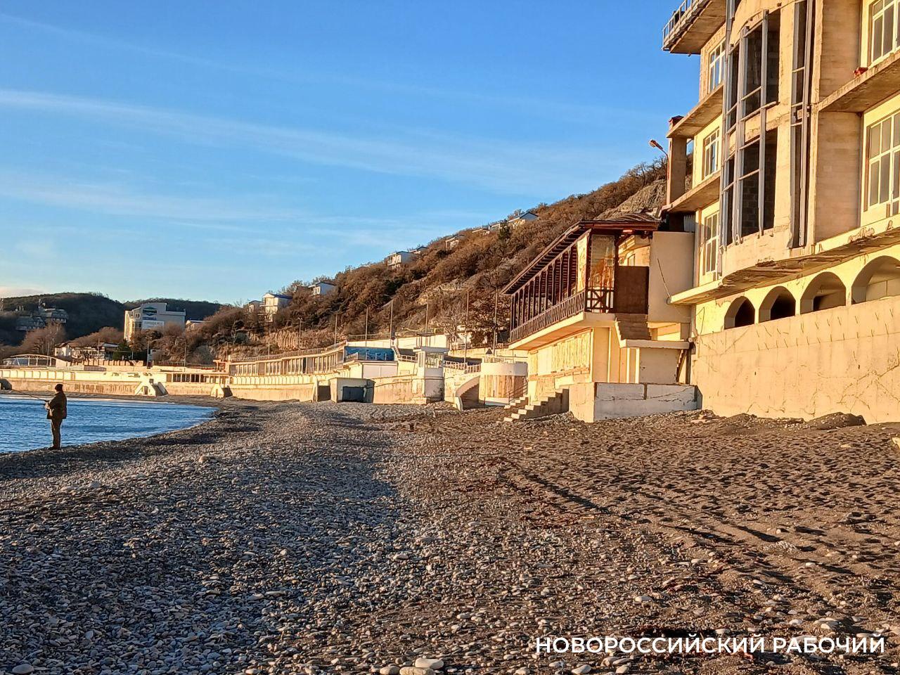В Новороссийске прошла репетиция зимы:  холодный  закат, пустой пляж, голодные коты