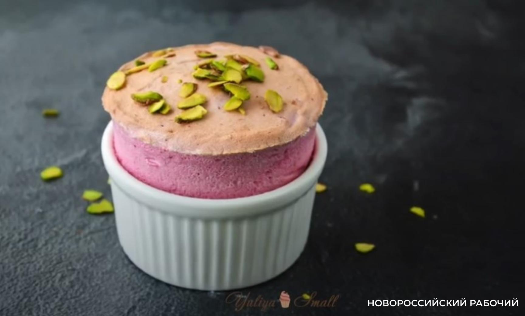 Ягодное суфле, которое выпрыгивает из формочки во время выпечки