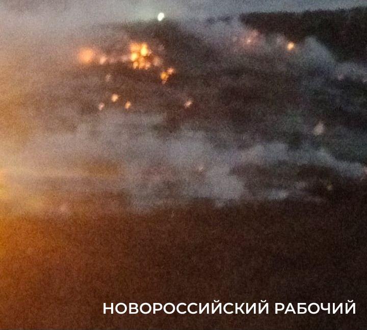 Для тушения свалки в Новороссийске привлекут частных пожарных