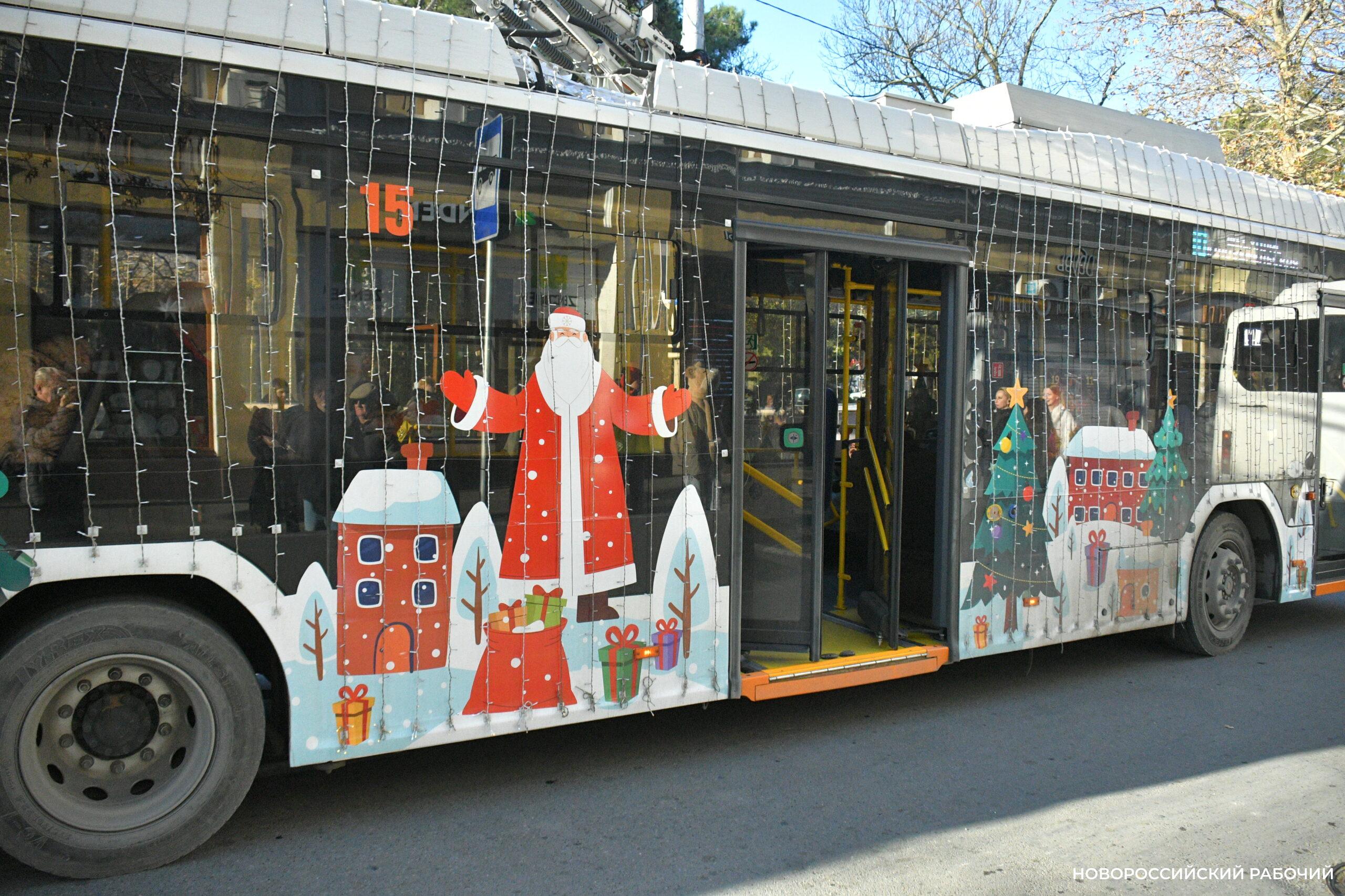 ПреКрасно! В Новороссийске новогодний троллейбус водитель украсила в стиле СССР
