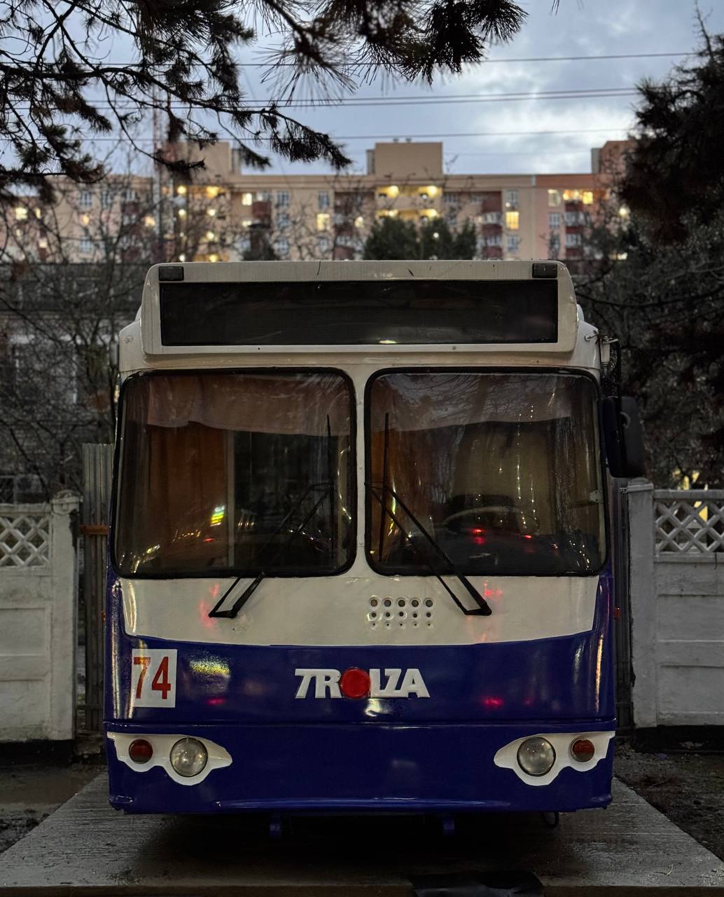 В Новороссийске поставили памятник троллейбусу и дали расписание новогоднего