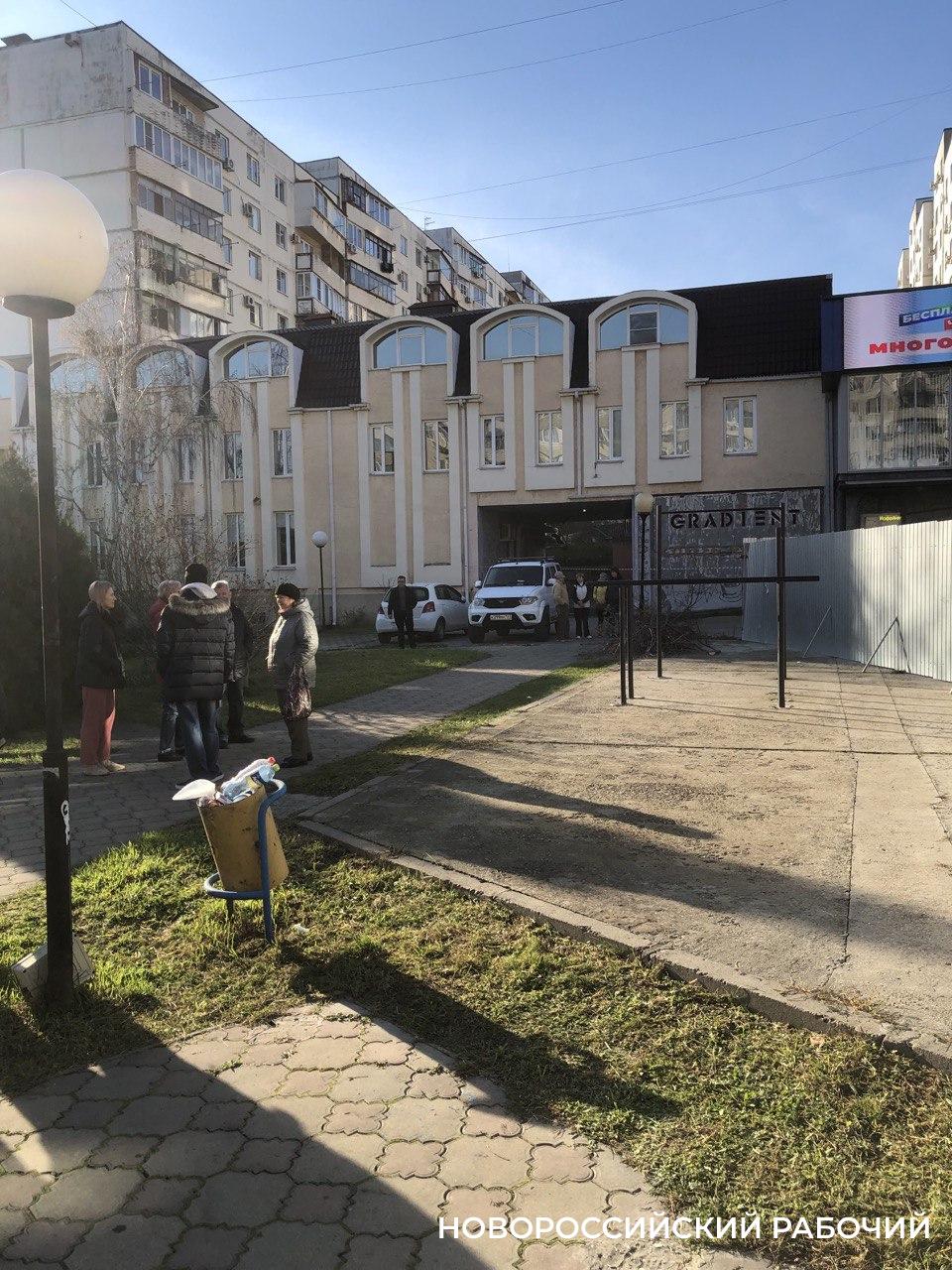 Жители многоэтажки на улице Видова в Новороссийске борются за выход … на улицу Видова