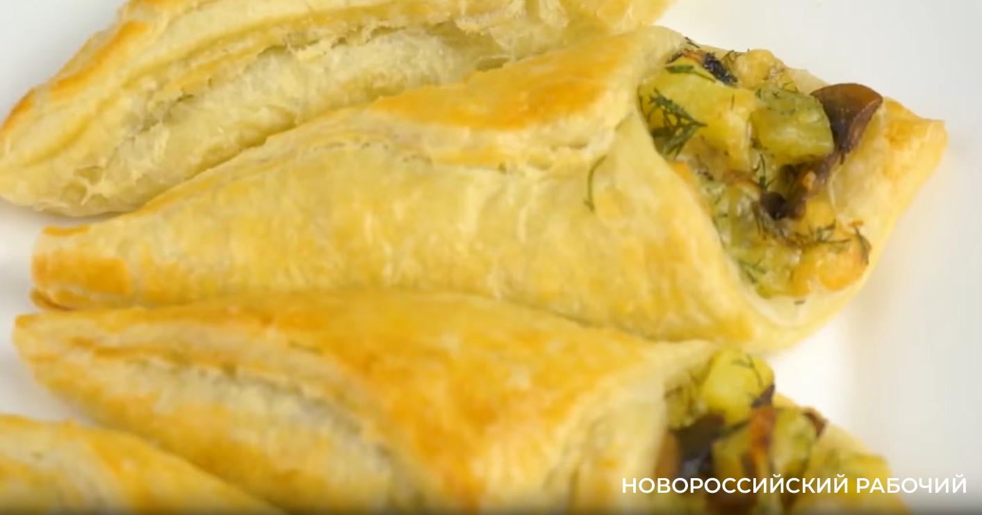 Грибные «язычки»: сочная горячая закуска из слоёного теста на новогодний стол