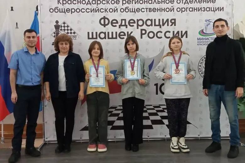 Пять новороссийцев завоевали 10 медалей краевого первенства по шашкам