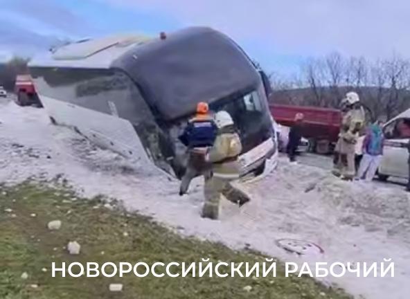 Под Новороссийском лоб в лоб столкнулись легковушка и рейсовый автобус