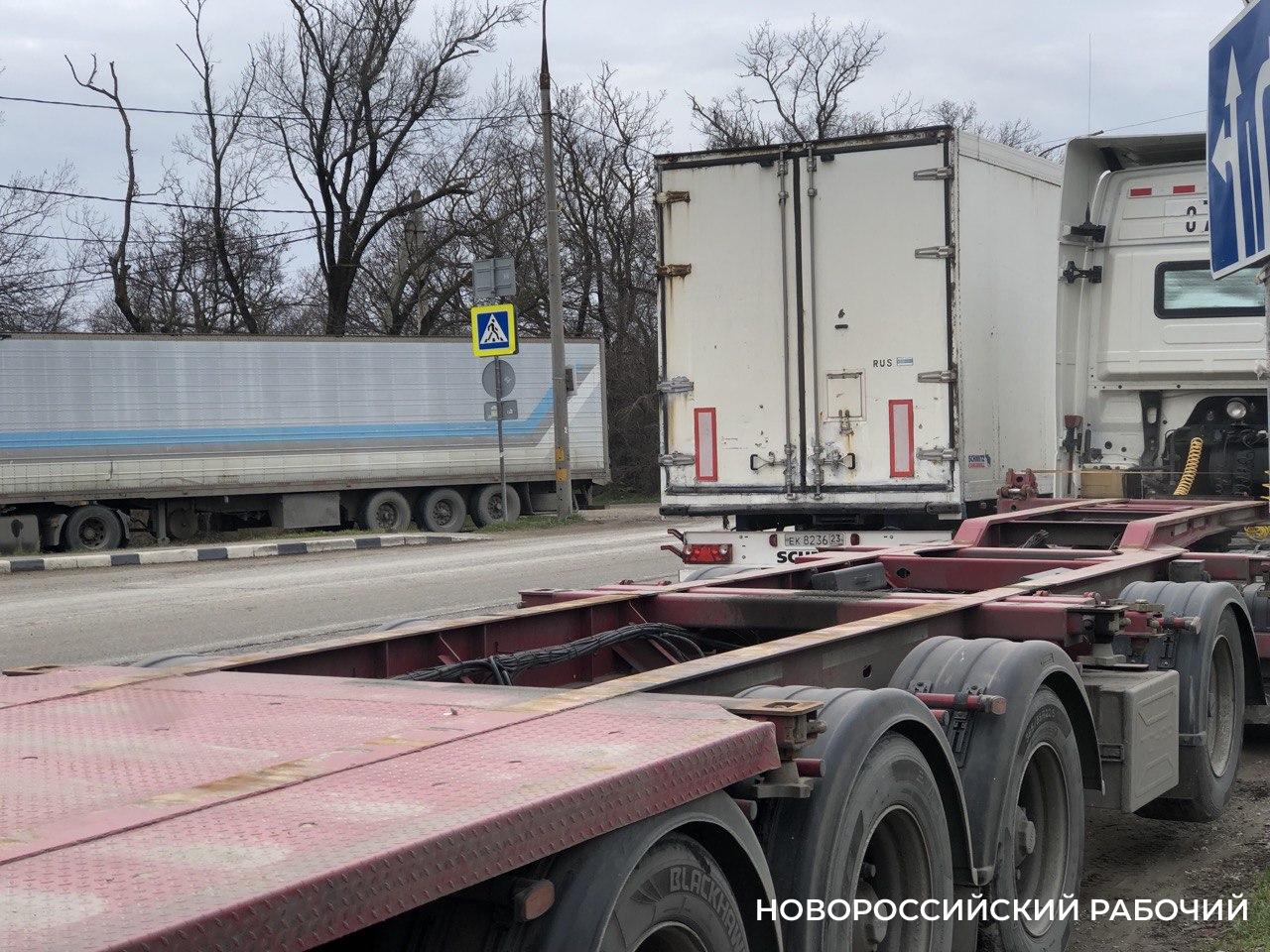 Водитель фуры с перевесом заплатит за порчу дороги «Керчь-Новороссийск»