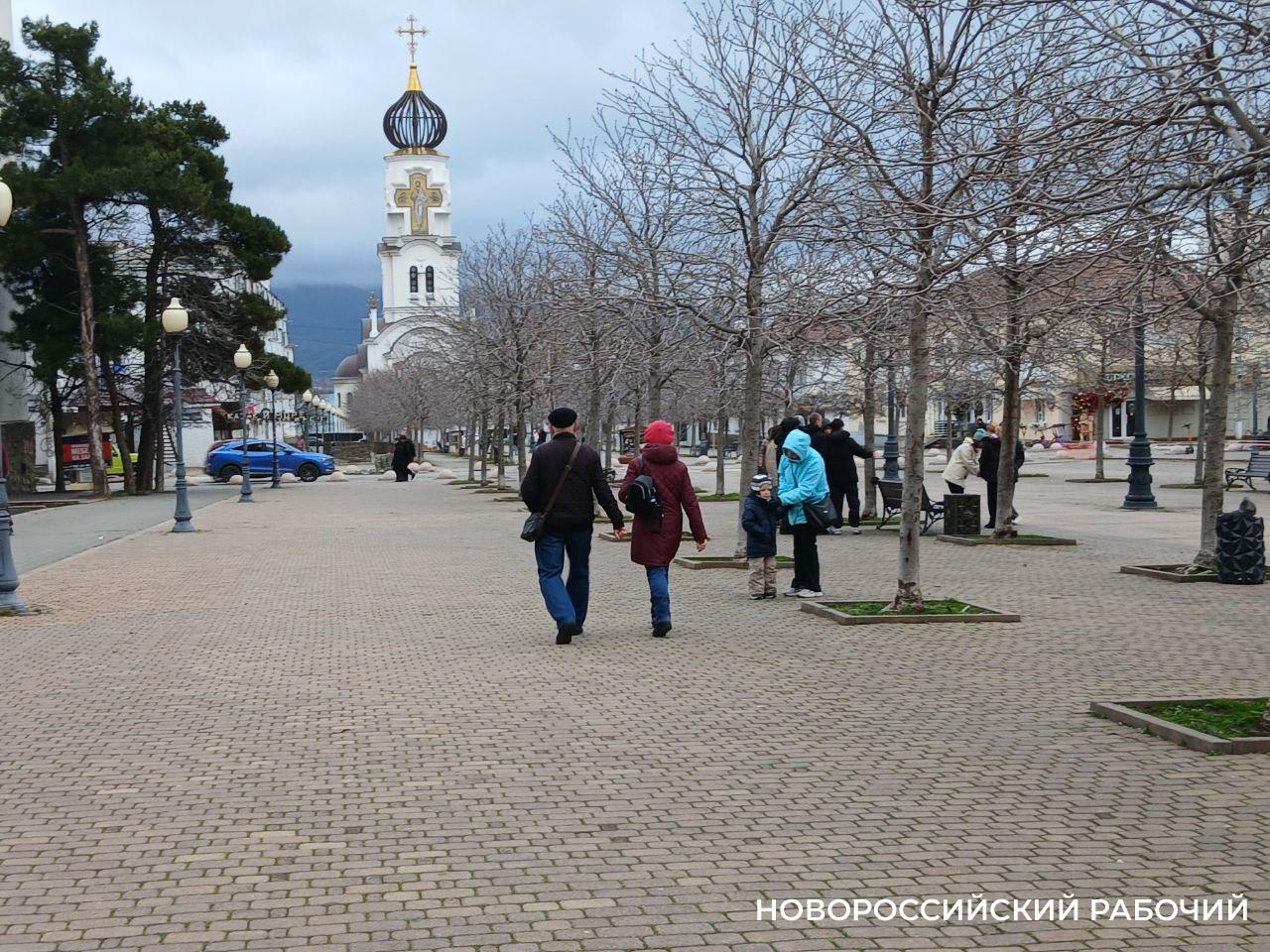 Голуби, аллея, дорога к храму – в зимние дни жители Новороссийска выходят на бульвар