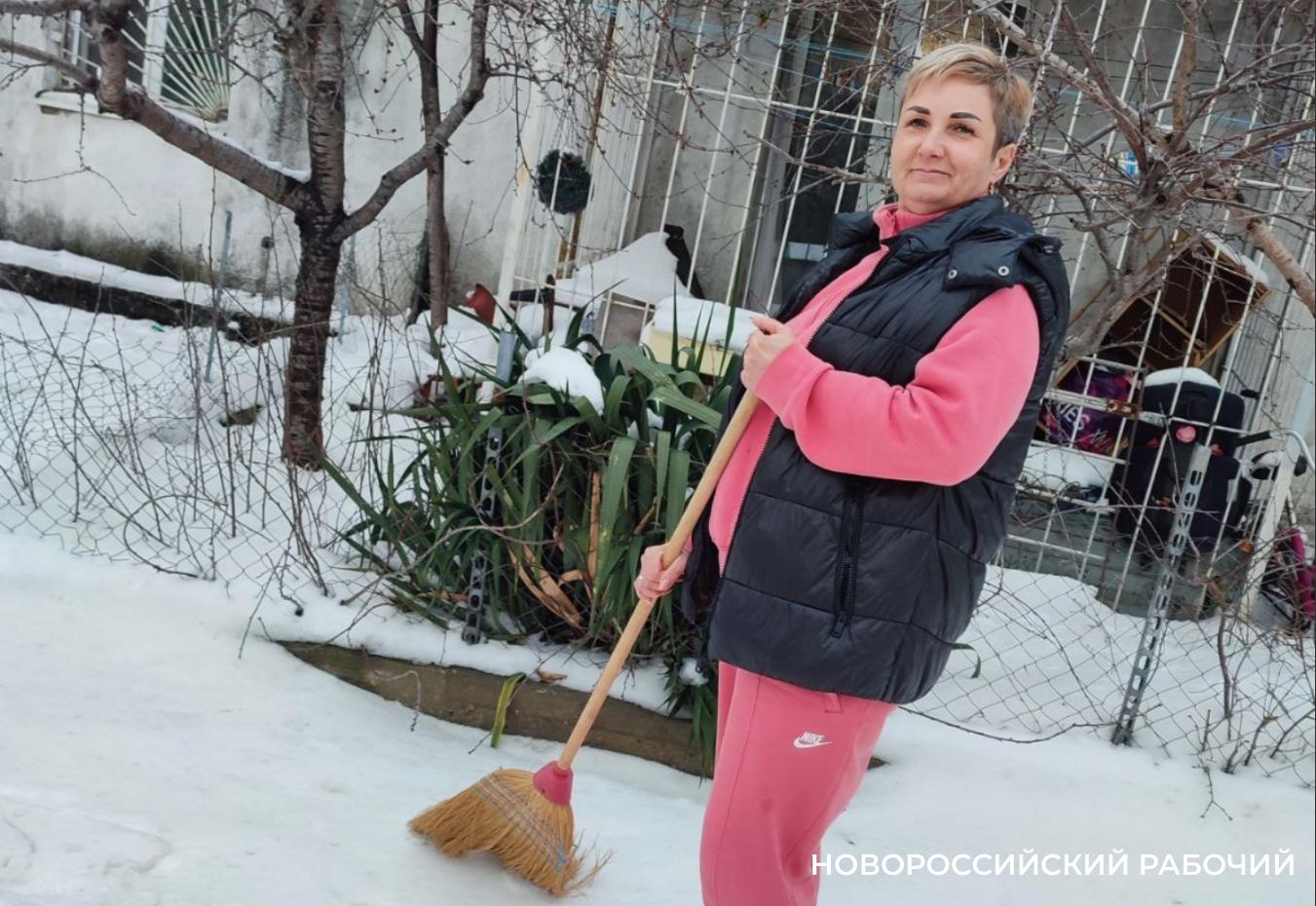 Средняя зарплата дворника в Новороссийске — 29,5 тысяч рублей. И мы удивляемся,что их не хватает?