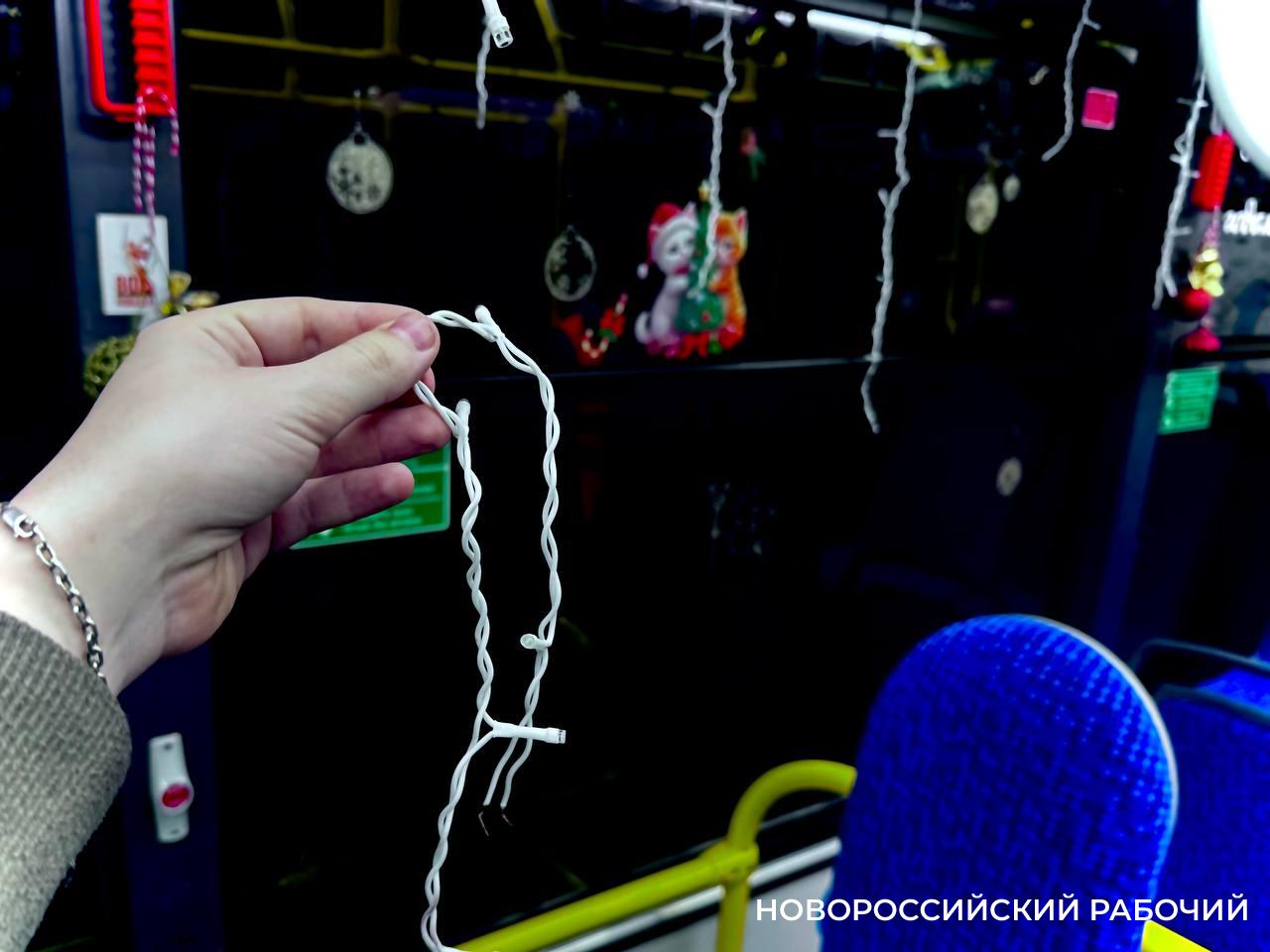 Вандалы в Новороссийске повредили гирлянду новогоднего троллейбуса