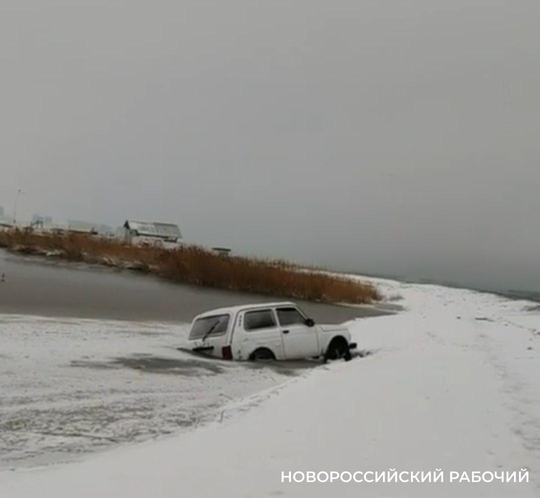 В Новороссийске автомобиль провалился в Суджукскую лагуну