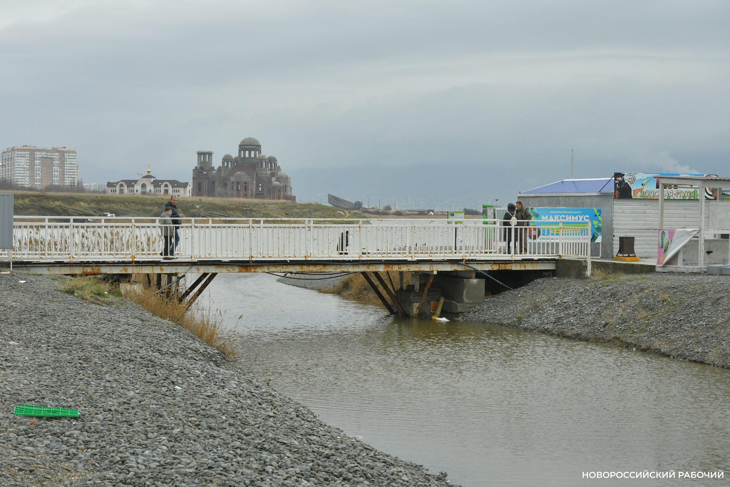 В первый погожий день новороссийцы гуляют у моря