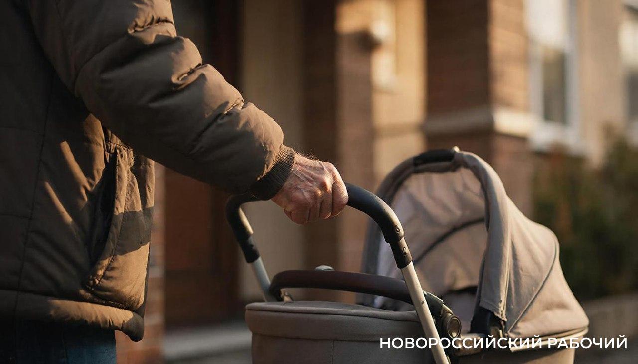 В Новороссийске к прохожим приставал мужчина с коляской