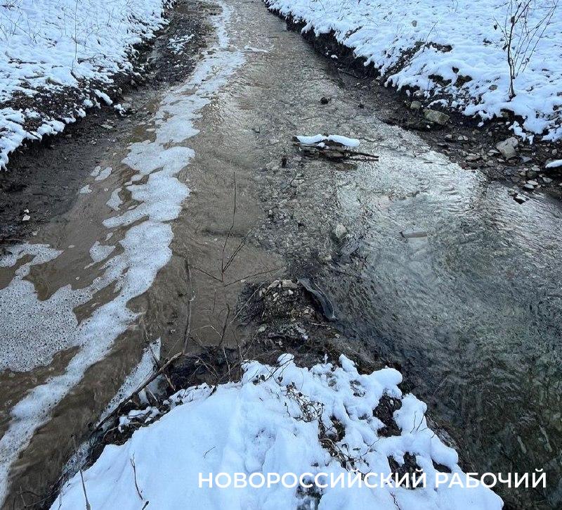 Ручей вблизи горящей свалки в Новороссийске снова в грязной пене
