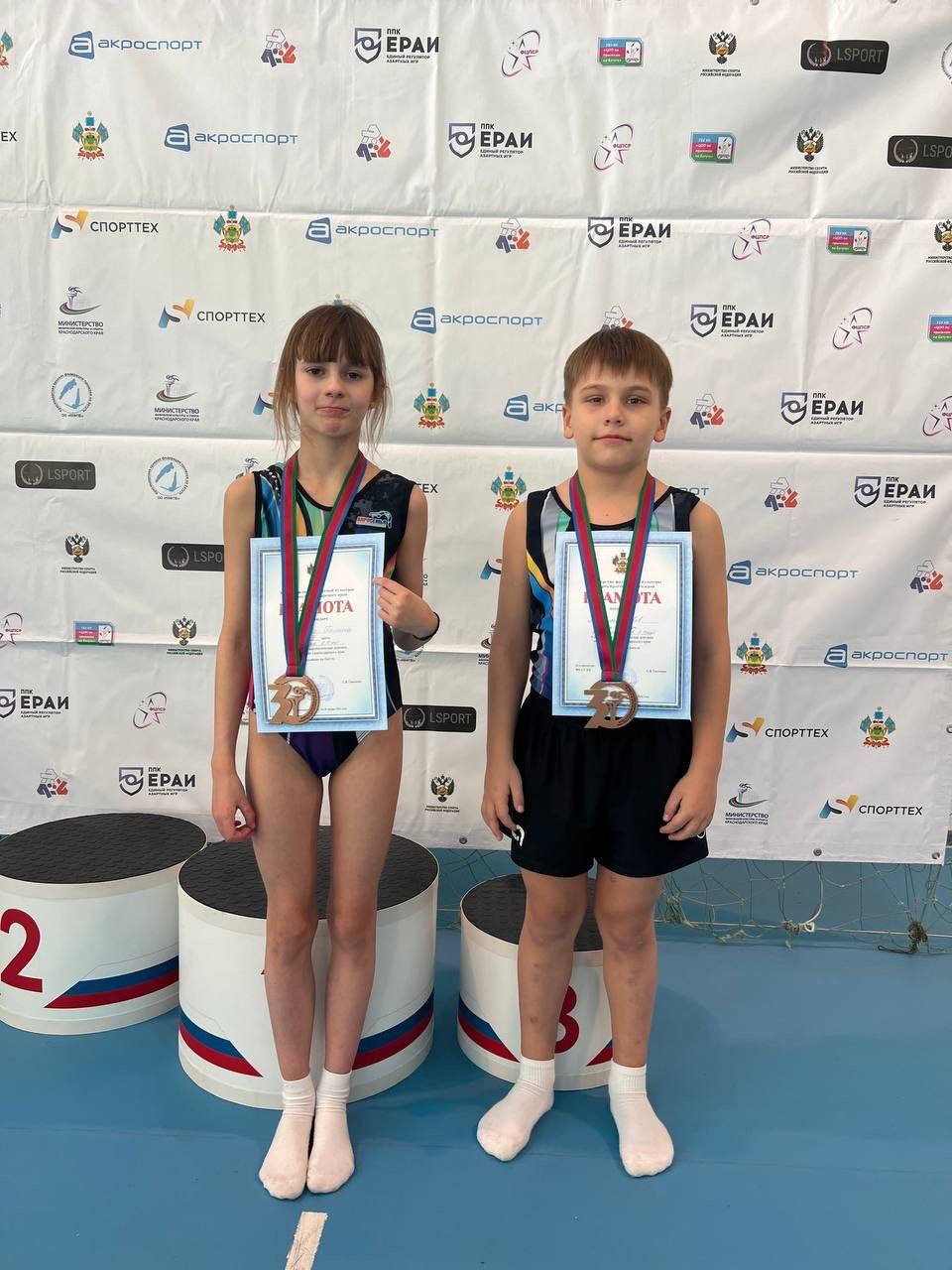Акробаты из Новороссийска привезли золото и бронзу с краевых соревнований