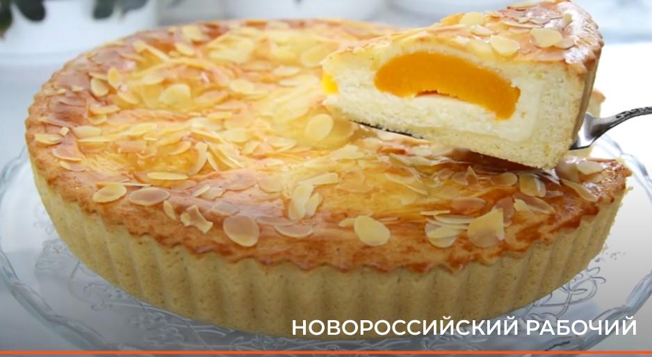 Пирог с творожным кремом и консервированными персиками