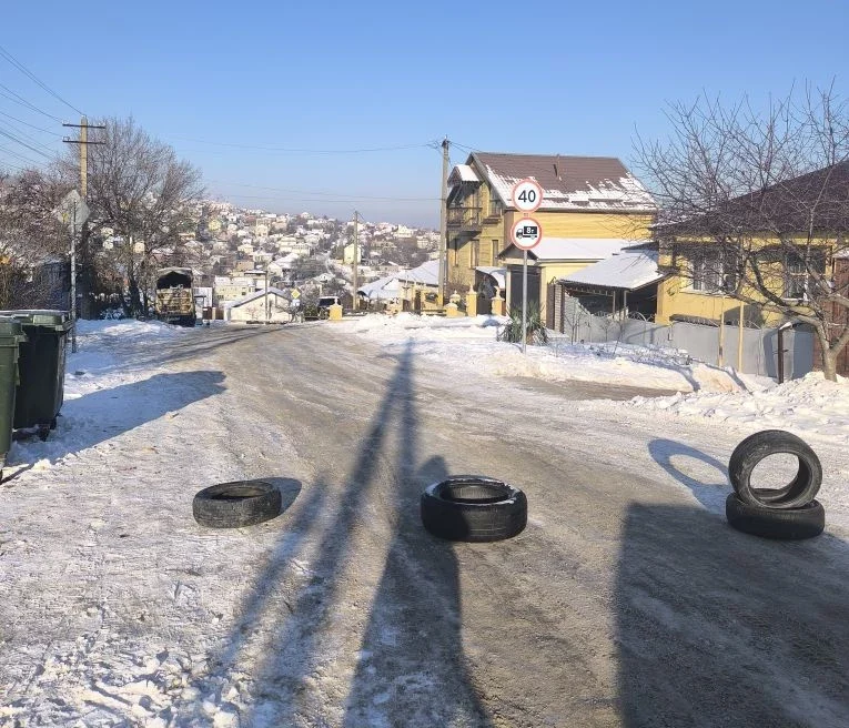 Новороссийцы перекрыли улицу из-за риска не вписаться в поворот