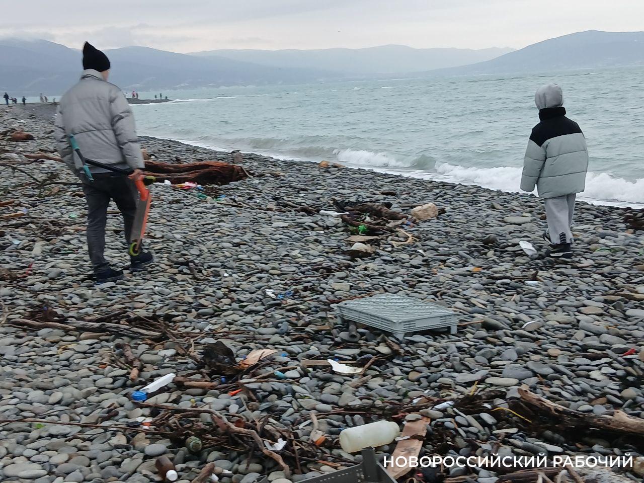  В Новороссийске снова очищают пляжи от «штормового» мусора