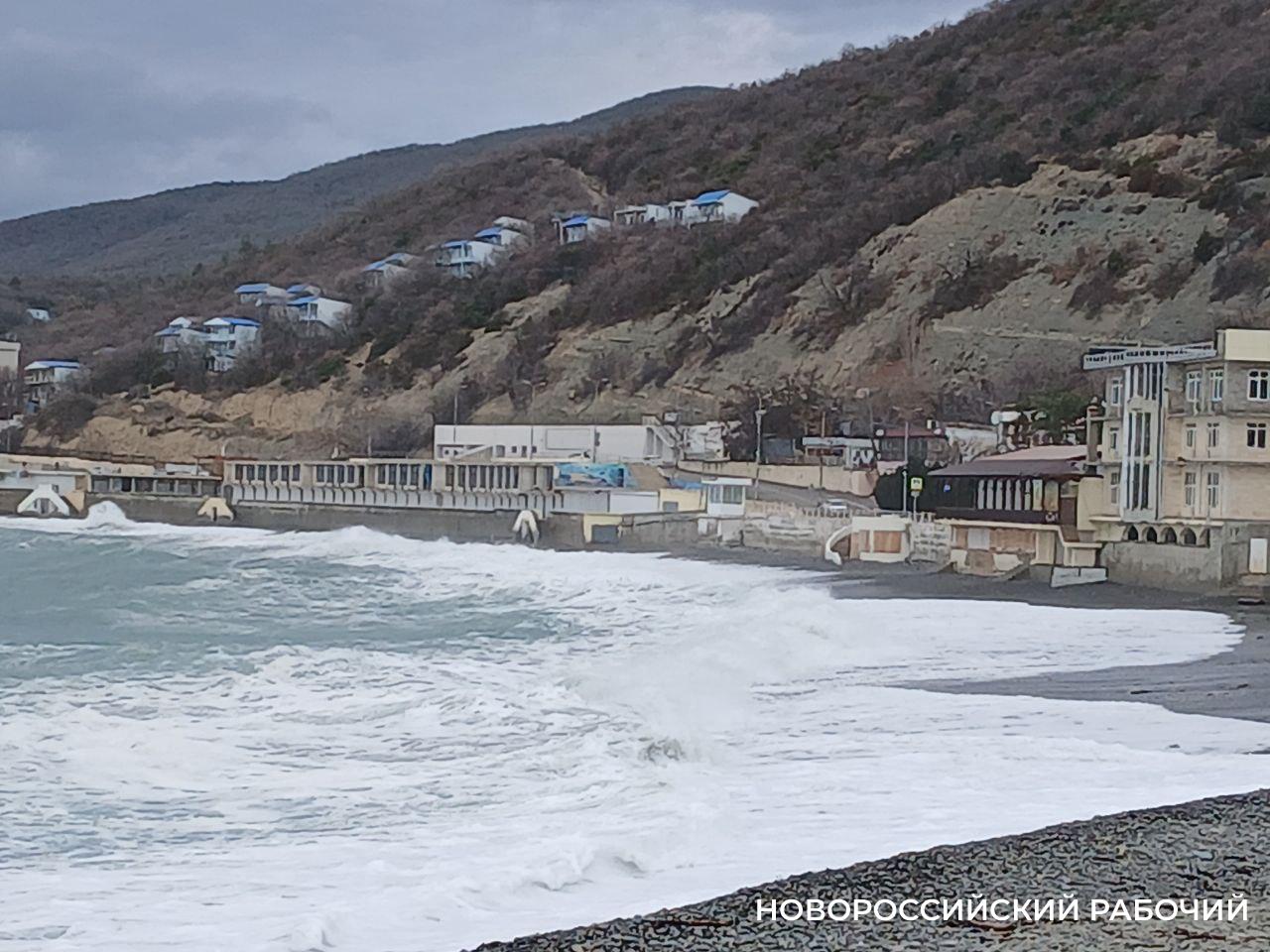В курортном пригороде Новороссийска бушует первый шторм в этом году