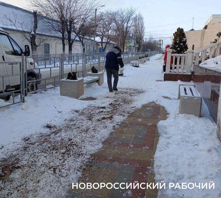 «Город – сплошной каток». В Новороссийске  пешеходам трудно передвигаться