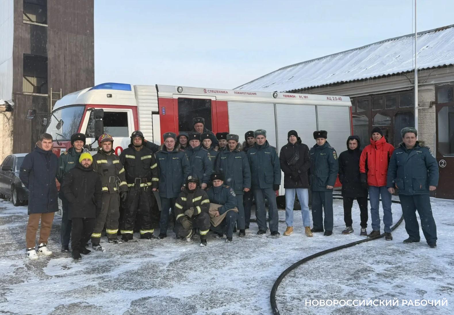В Новороссийске пожарные полили ледяной водой начальника караула. Традиция есть традиция!