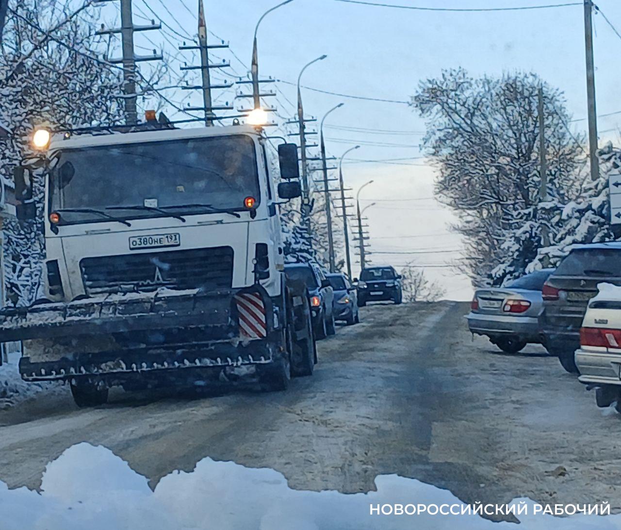 «Бабушка упала на лед и плакала» — в Новороссийске не успевают чистить дороги  и тротуары