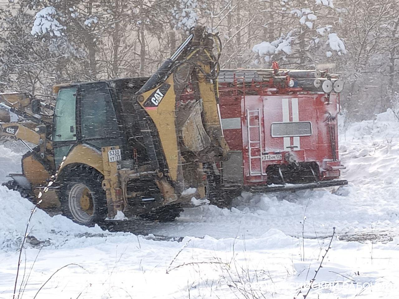 В Новороссийске 13 человек застряли на автомобилях в районе телебашни. Покатались на санках?