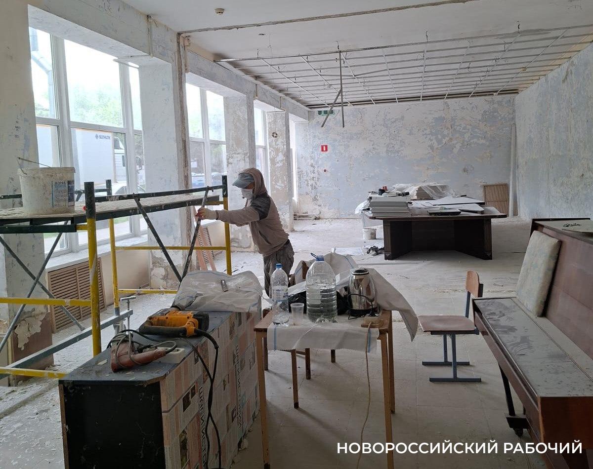 В Новороссийске после дорогого ремонта в библиотеке придется делать еще один?