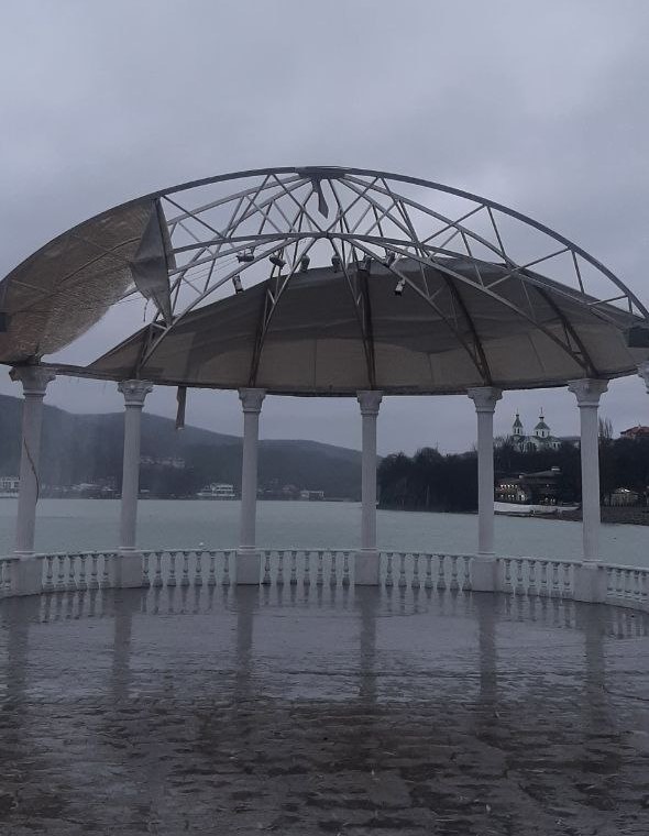 На улицу выходить не хочется! В Новороссийске мокро, тепло и ветрено