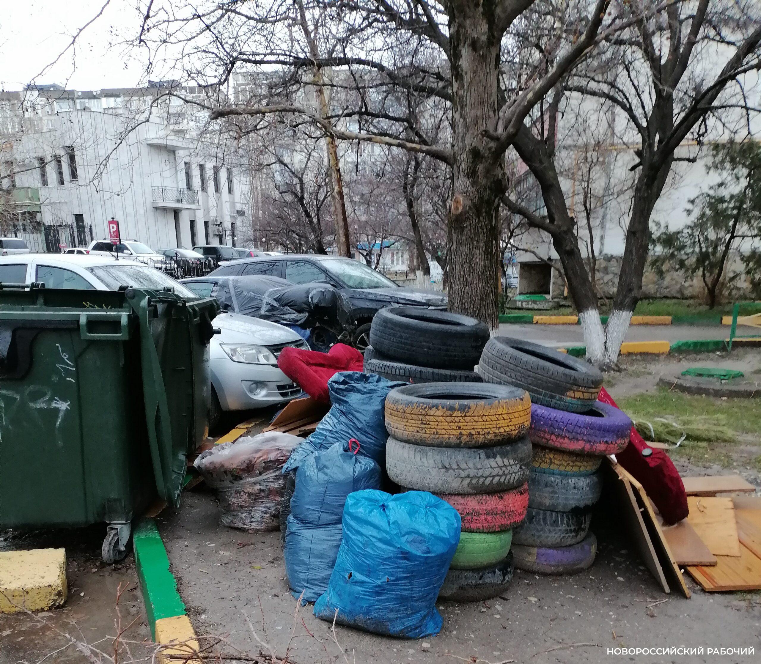 В Новороссийске контейнерную площадку и двор завалили шинами