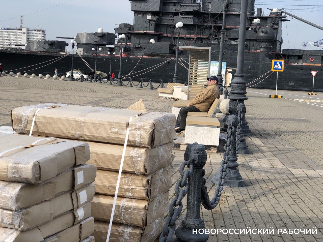 В Новороссийске жители тестируют новые скамейки для набережной