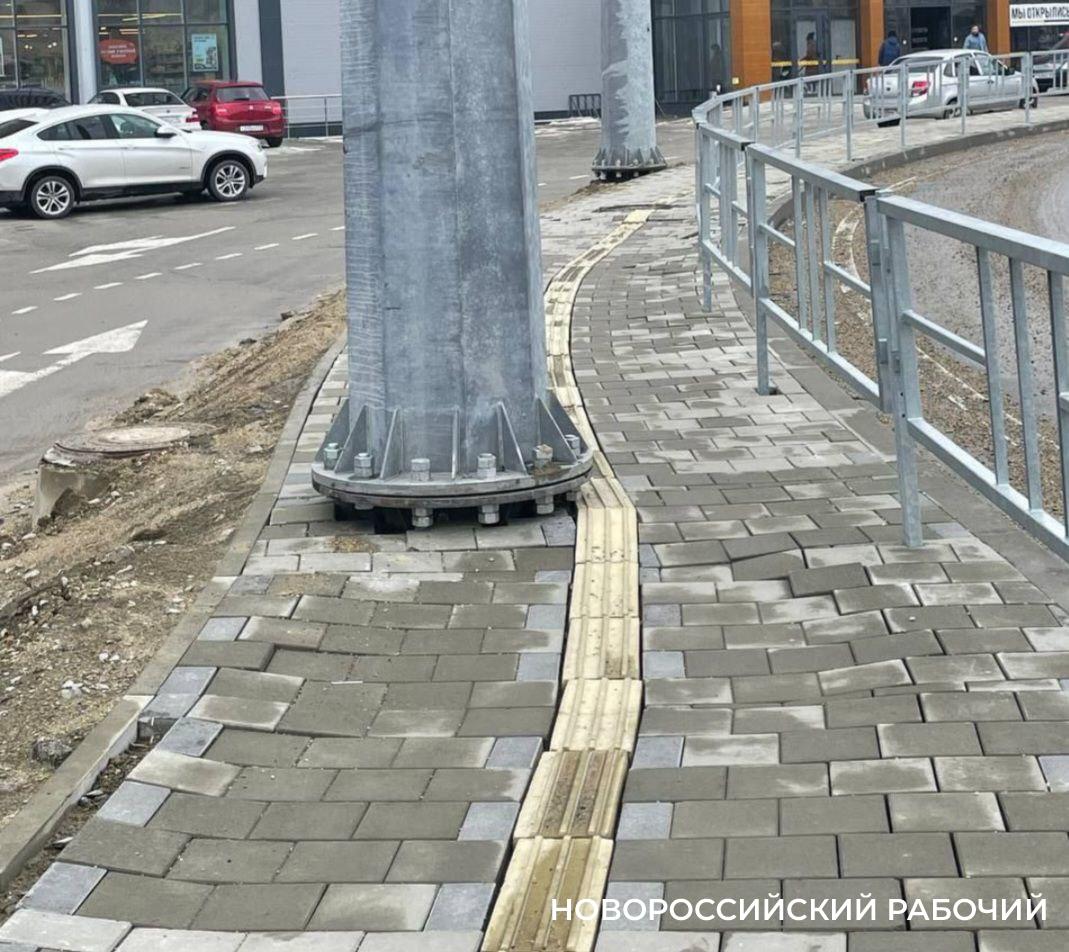 В районе новой развязки Новороссийска тротуар исправят до конца января
