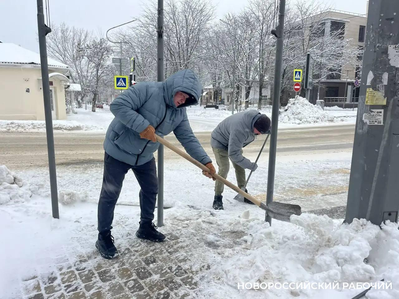 Новороссийск всеми силами борется со снегом
