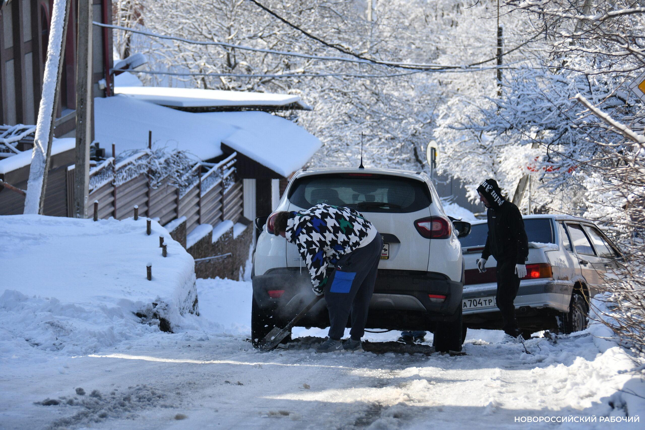 В Новороссийске троллейбус «подрихтовал» легковушку, а такси выловили из речки