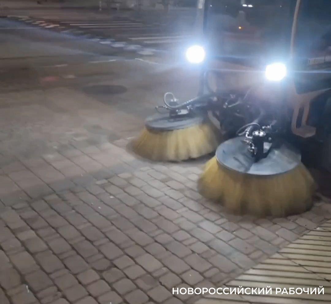 В Новороссийске уборка улиц после снегопада – «процесс сложный и поэтапный»