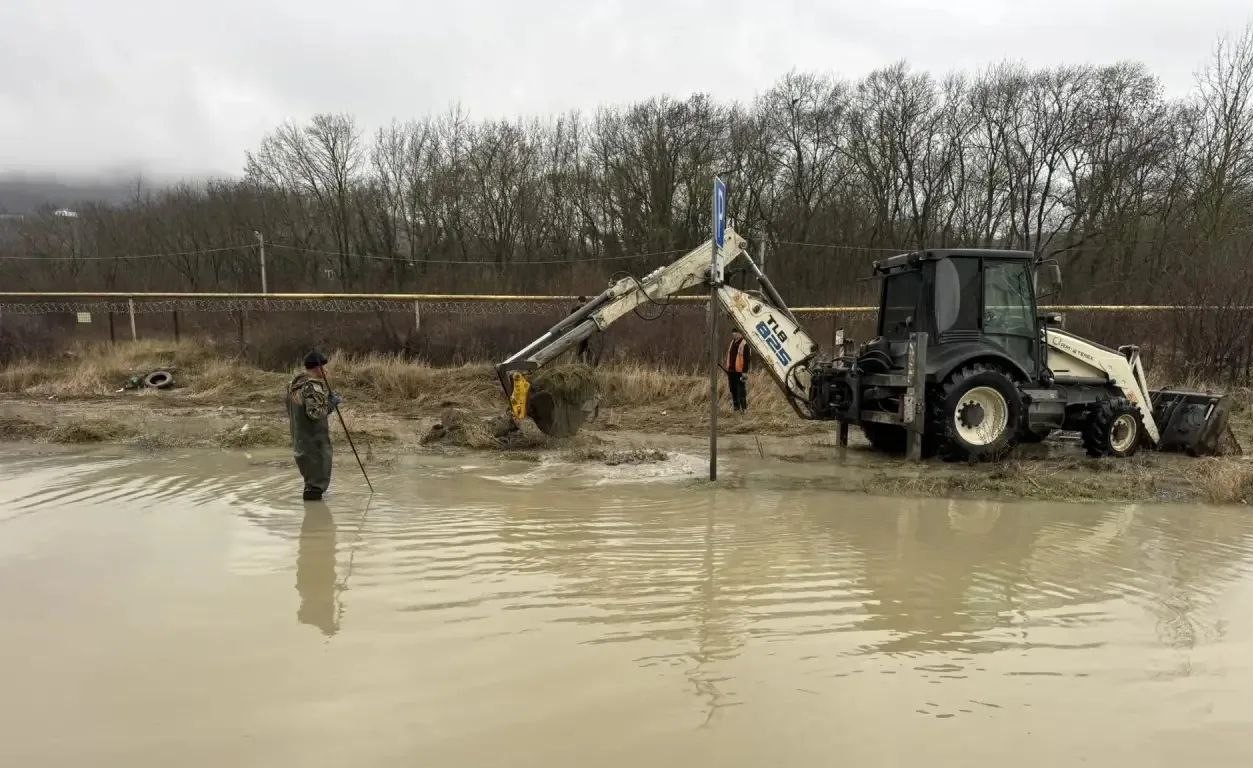 Снег, гололед, дождь…В Новороссийске борьба со стихией не останавливается