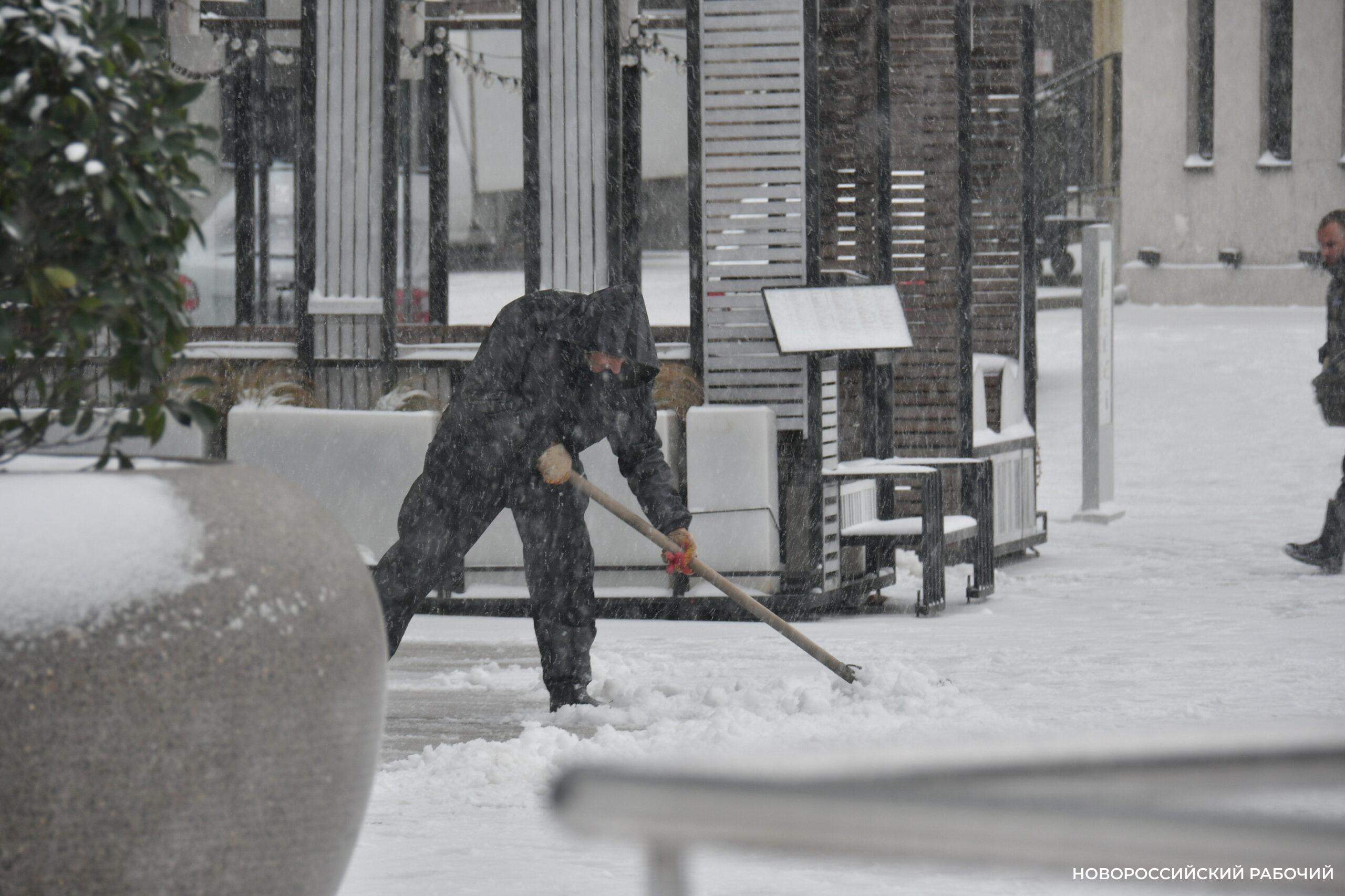 На расчистку тротуаров в Новороссийске вышли 100 работников городской администрации