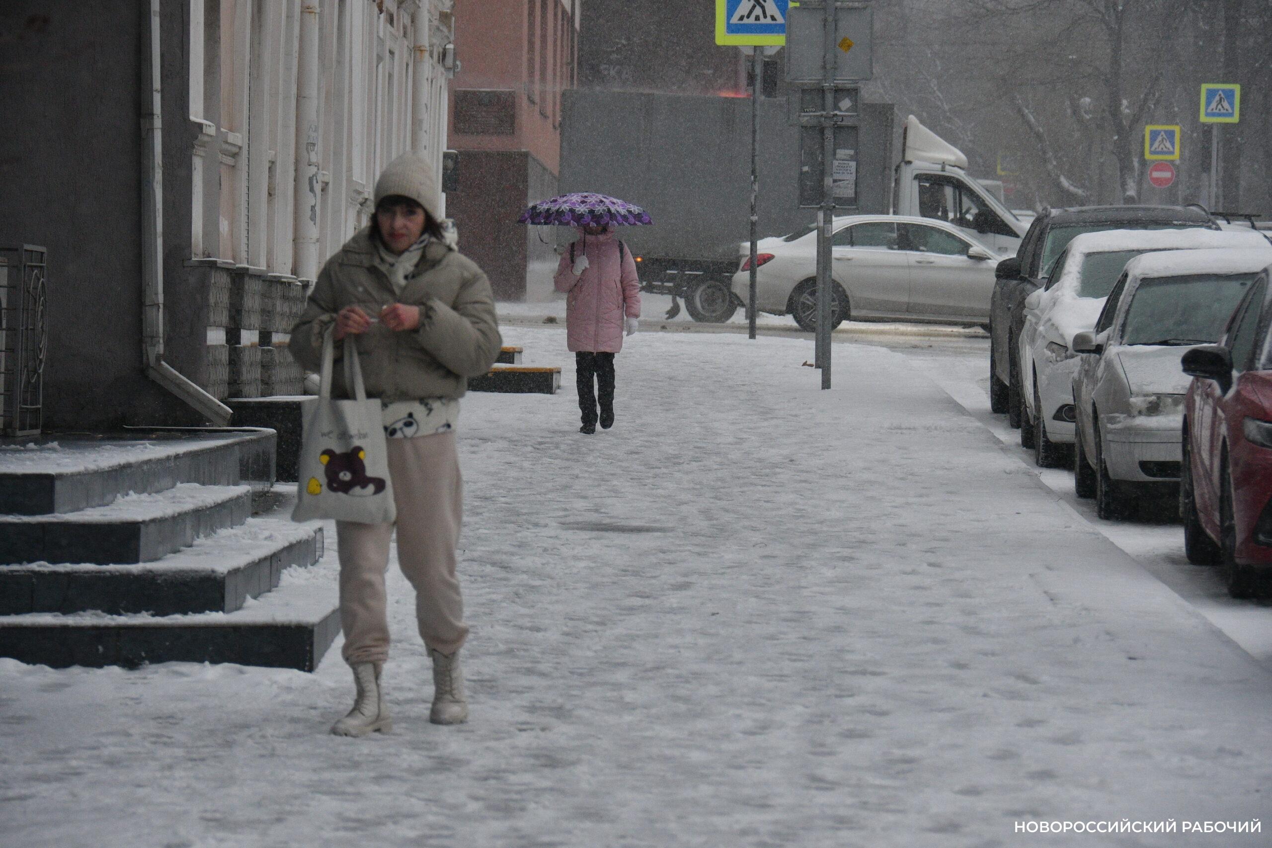 Выход на работу и в школу в Новороссийске сегодня экстремальный
