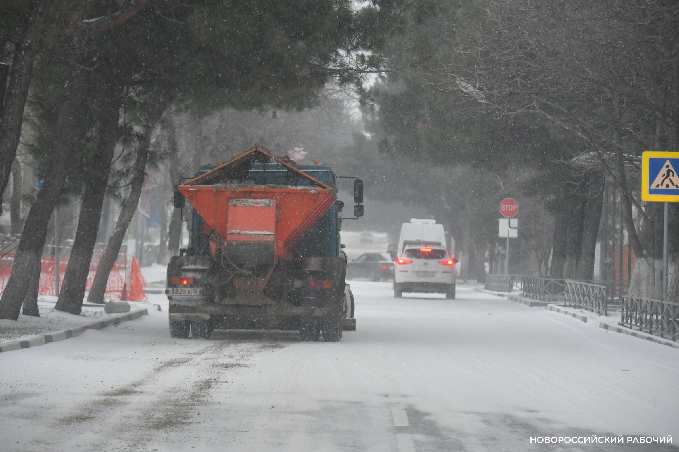 В Новороссийске жители вышли на борьбу с гололедом