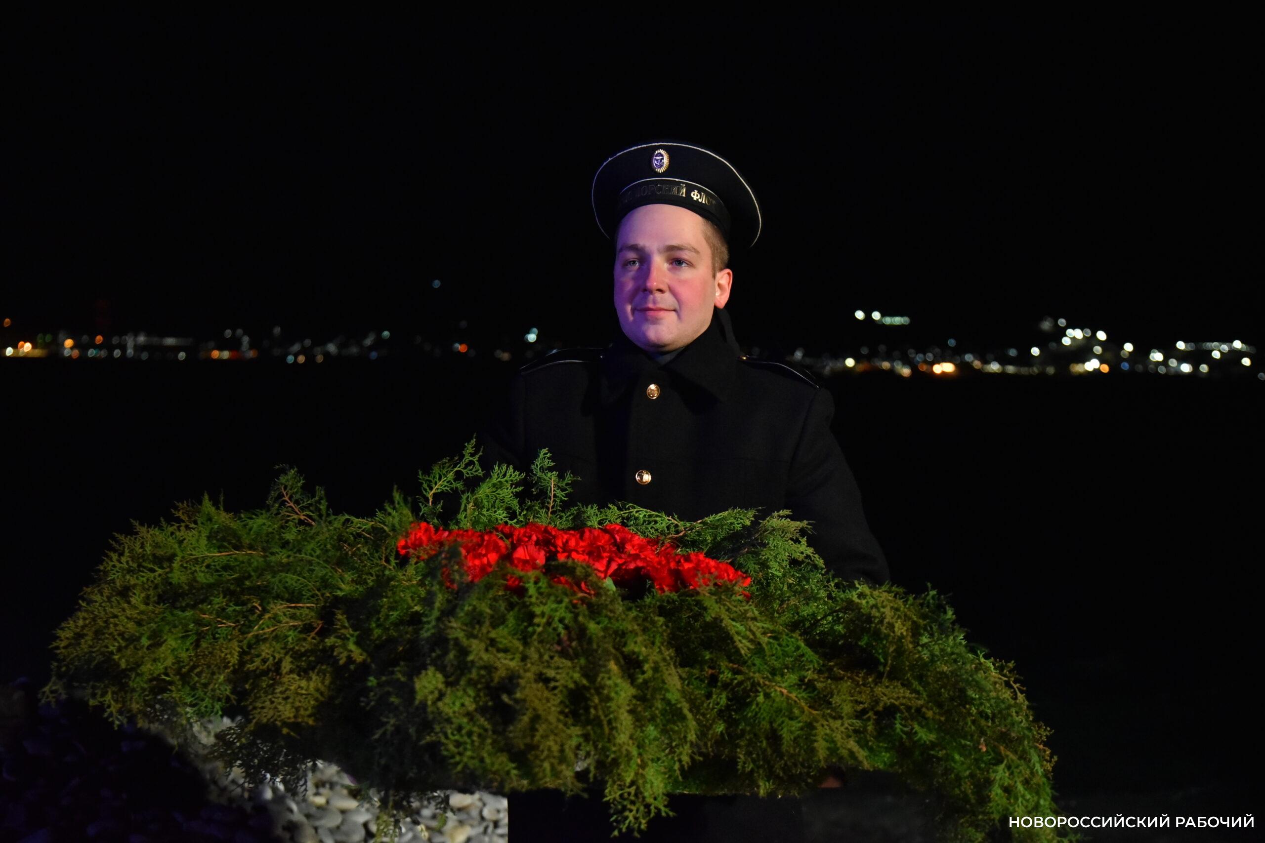 Сегодня в Новороссийске, в 2:00, бескозырка — символ десанта Куникова, была спущена в море