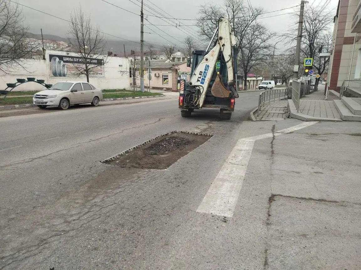 На дорогах Новороссийска ям стало еще больше